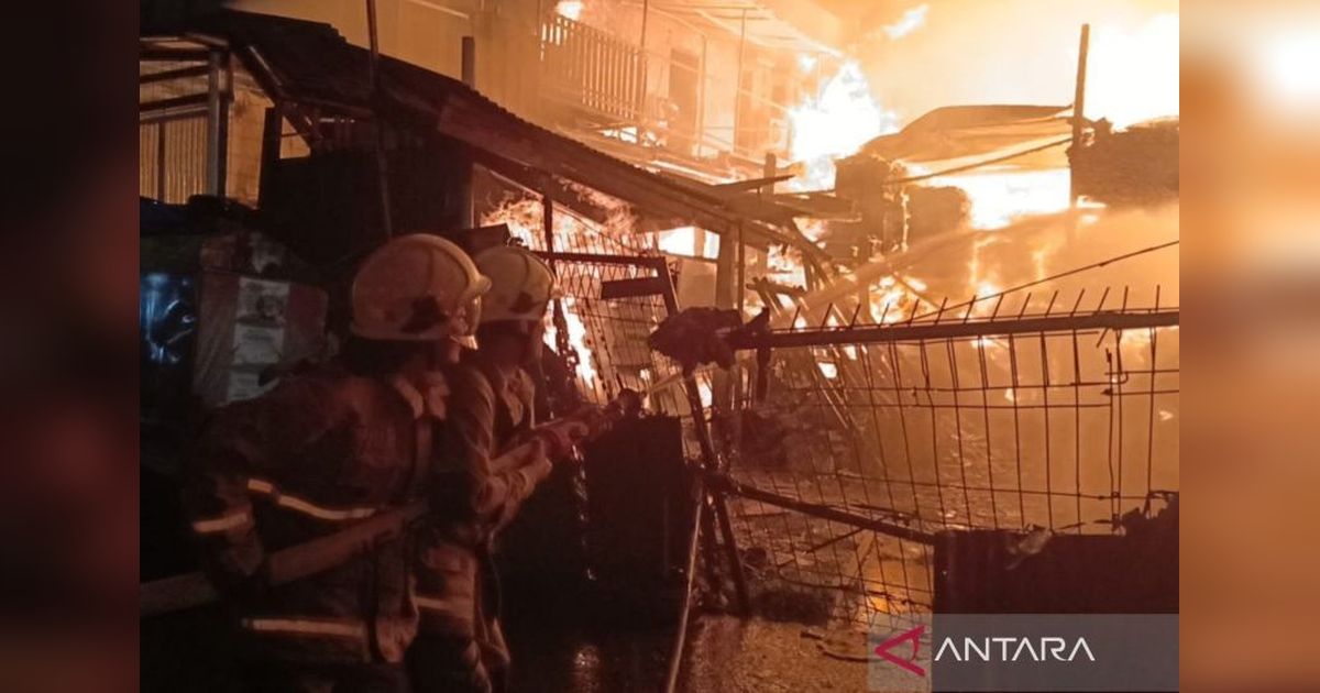90 Personel Damkar Padamkan Kebakaran Gudang Triplek di Jaktim