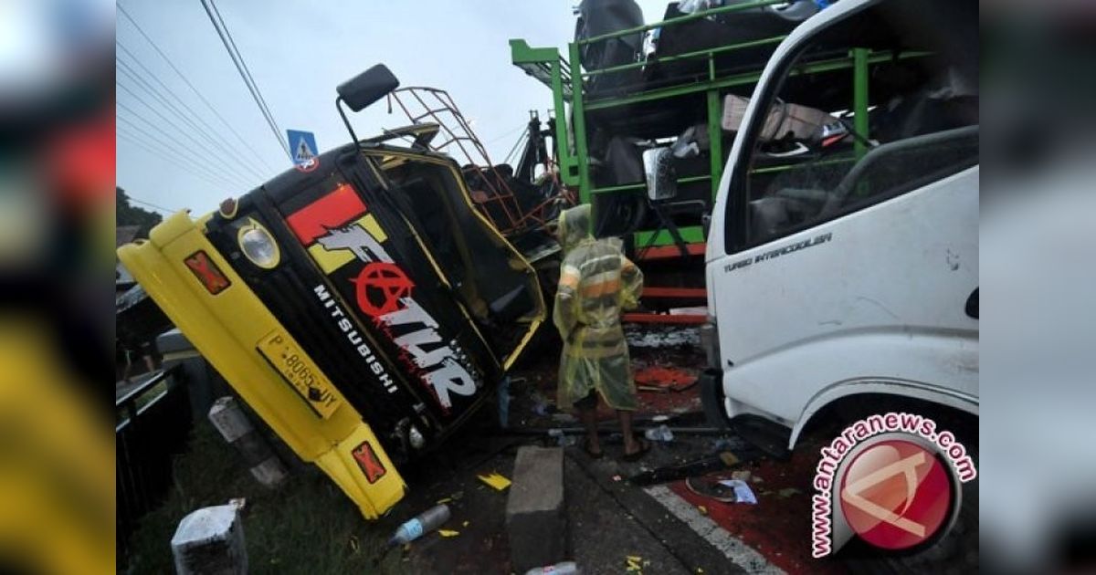 Truk Tangki BBM Tabrak Tiga Ruko di Cakung, Jakarta Timur: Pengemudi Hindari Kendaraan Roda Dua