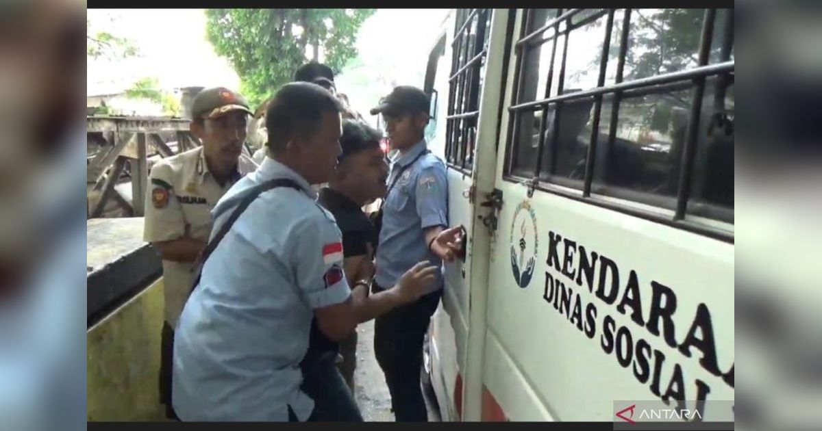 Razia Preman dan PKL di Jalan Raya Bekasi: Pemkot Jaktim Berkomitmen Tertibkan Trotoar
