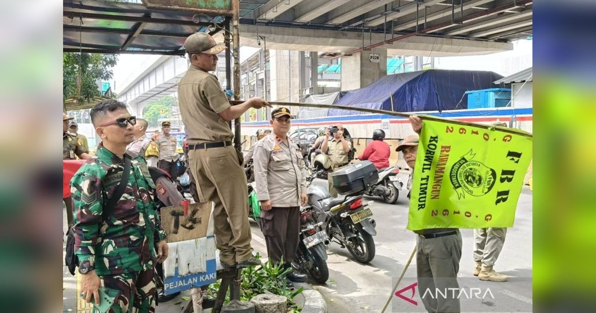 Atribut Ormas Diturunkan di Pulogadung, Jakarta Timur: Jaga Netralitas Ruang Publik
