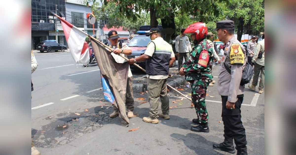 Petugas Gabungan Tertibkan Atribut Ormas di Tamansari, Jakarta Barat