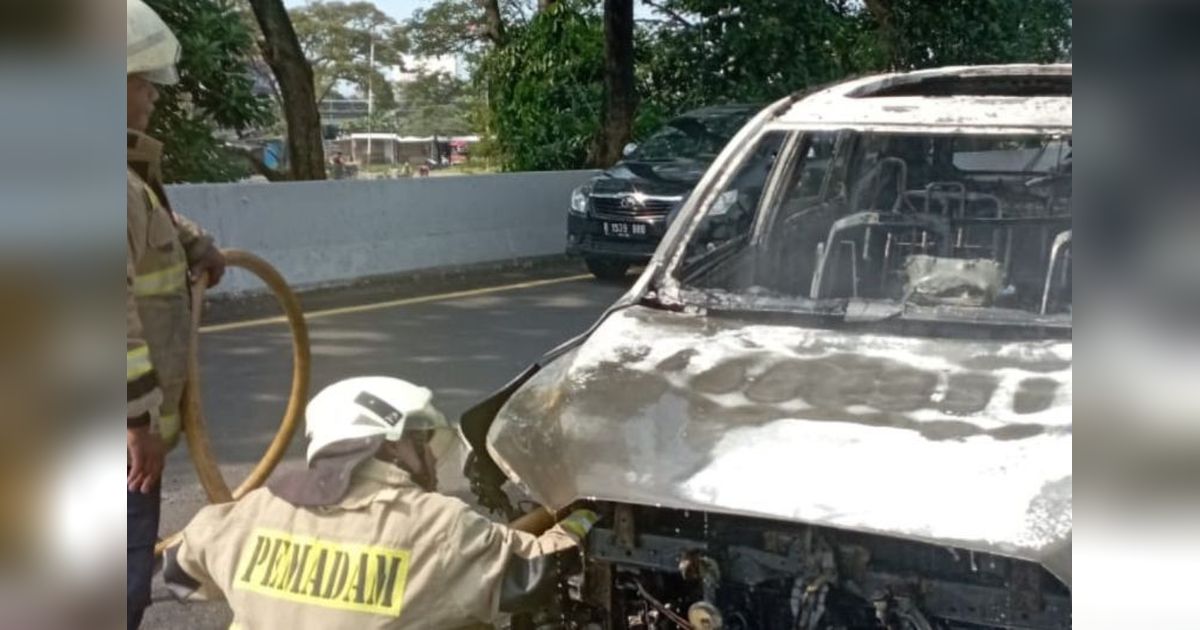 Mobil Toyota Innova Zenix Terbakar di Tol Penjaringan, Kerugian Capai Rp300 Juta