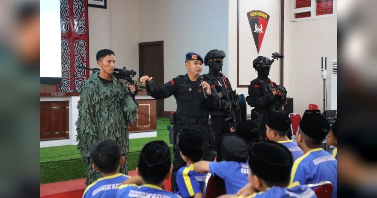 Siswa SDIT Medan Kagum dengan Peralatan Canggih Brimob Sumut