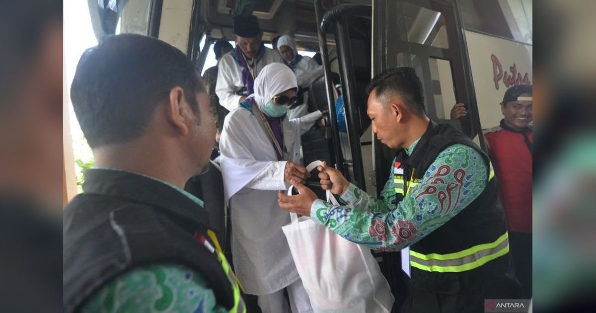 Duka Cita: Dua Calon Haji Embarkasi Padang Wafat di Madinah