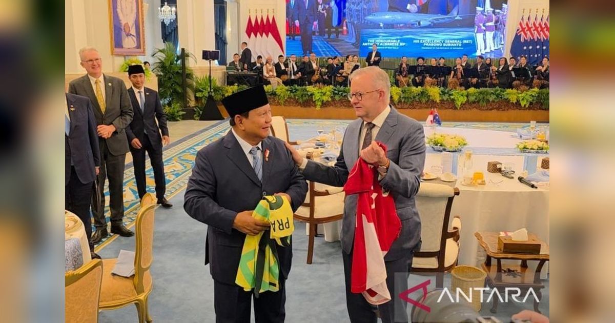 Saling Tukar Jersey Timnas, Prabowo dan Albanese Tunjukkan Keakraban Usai Makan Siang di Istana
