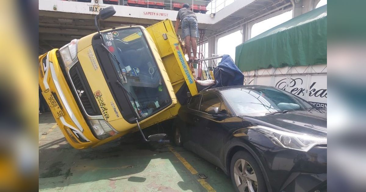 Truk Terguling di KMP Marina Pratama Akibat Ombak Besar Selat Bali