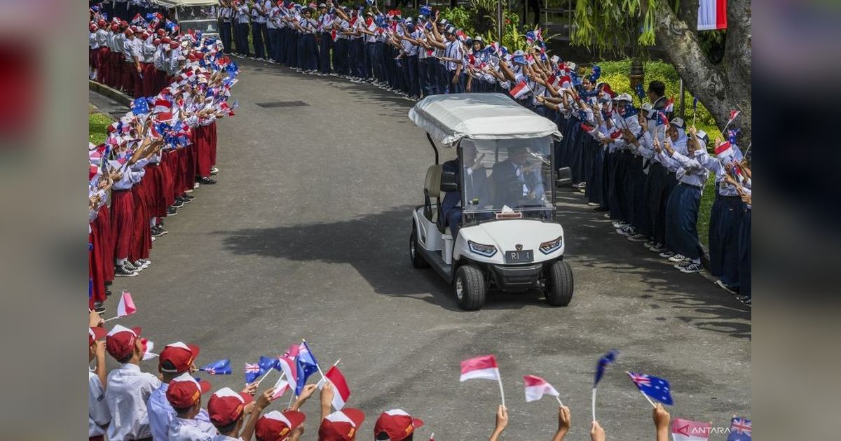 Prabowo Antar Albanese Santap Siang di Istana Negara Naik Mobil Buggy