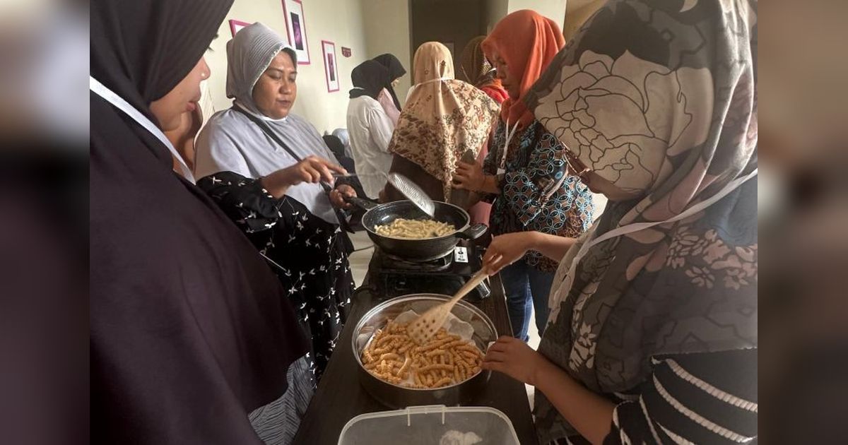 Disprinkop UKM Mataram Latih Warga DTKS Jadi Pembuat Kue Kering andal