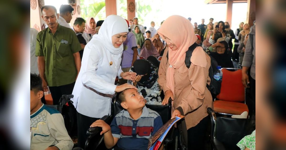 Khofifah Salurkan Bansos Rp4,7 Miliar untuk Warga Ponorogo: Dorong Kemandirian Desa