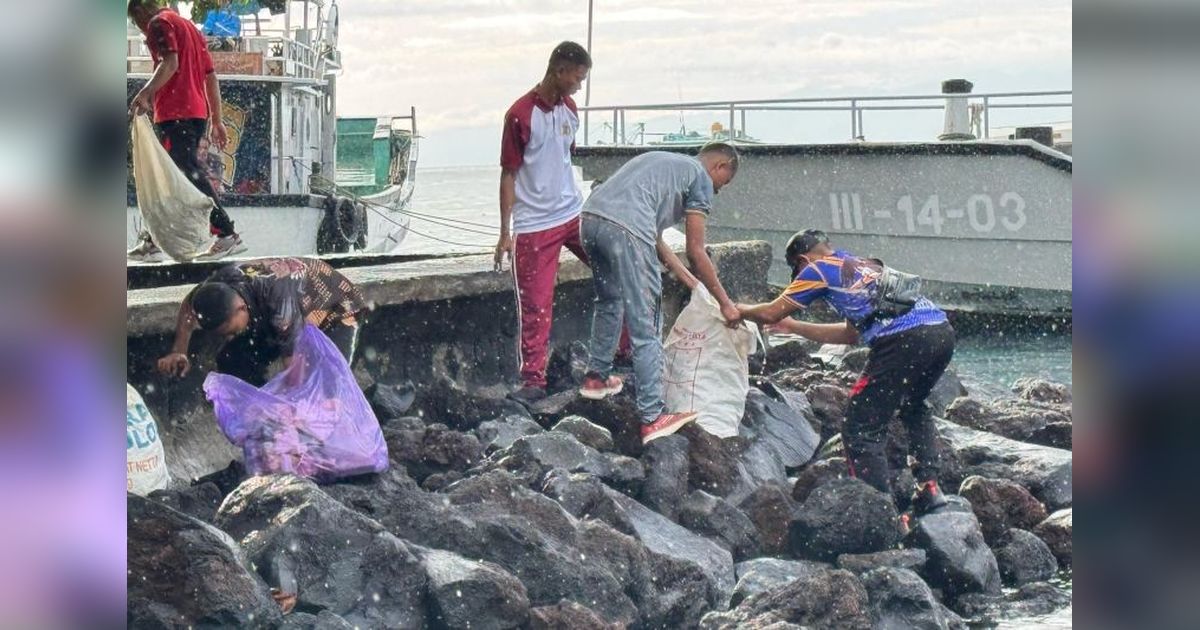 PolAirud Polda Malut Bersihkan Pantai Bastiong Ternate: Peduli Lingkungan dan Ekonomi