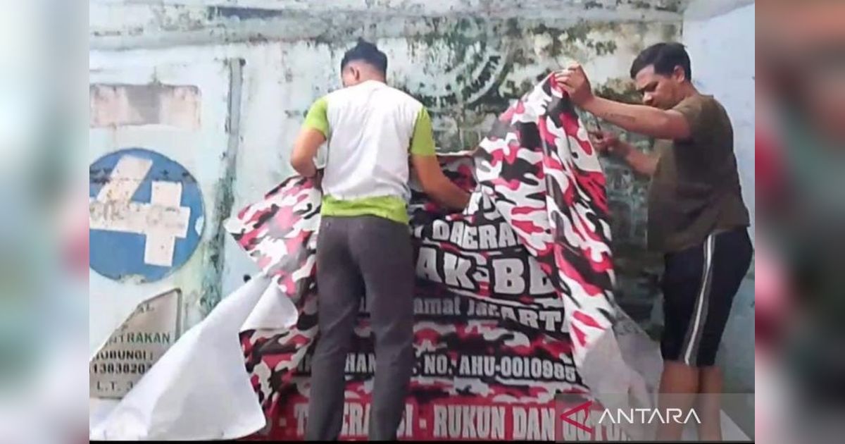 Polisi Awasi Penurunan Atribut Ormas di Makasar, Jakarta Timur
