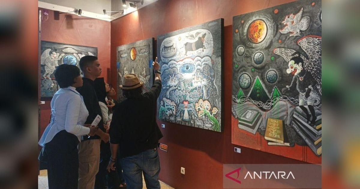 Pameran Tunggal Khusnul Bahri: 16 Karya 'Contemporary Ethnic' di Surabaya