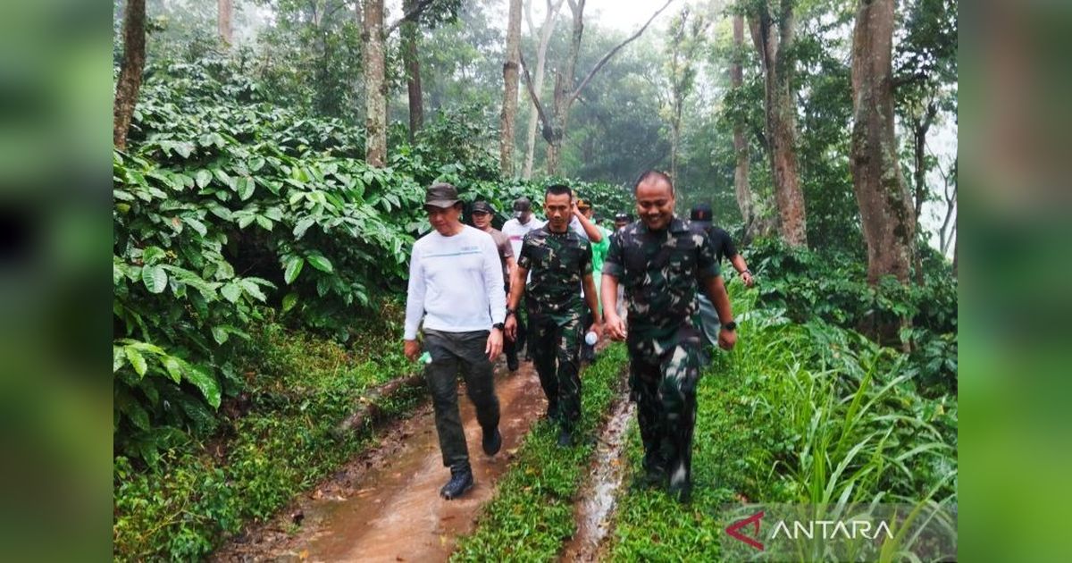 Bupati Kudus Jalan Kaki 11 Km, Rancang Jalan Baru Hubungkan Tiga Desa