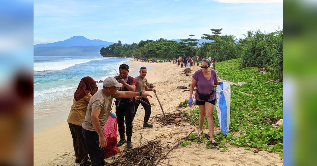 Polres Pesisir Barat dan Warga Sukses Gelar Aksi Bersih Pantai, Lestarikan Destinasi Wisata