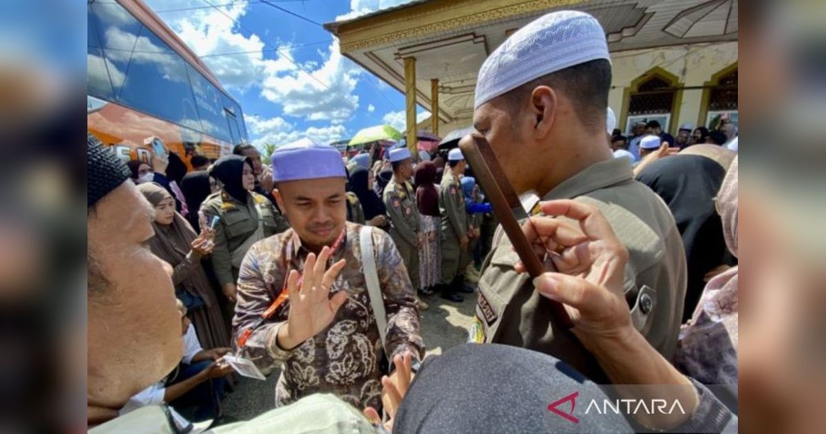 135 Calon Haji Tapin Berangkat ke Tanah Suci, Tertua 82 Tahun!