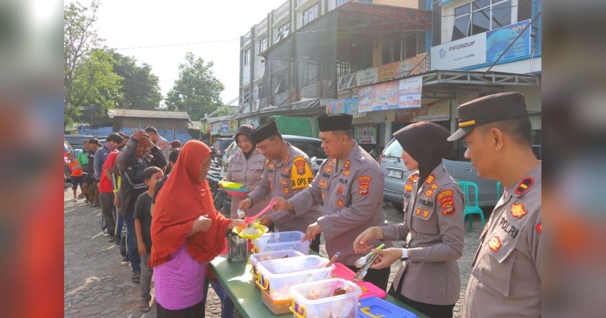 Polresta Bandarlampung Bagikan 200 Porsi Makanan Bergizi untuk Warga, Tumbuhkan Kedekatan Polisi dan Masyarakat