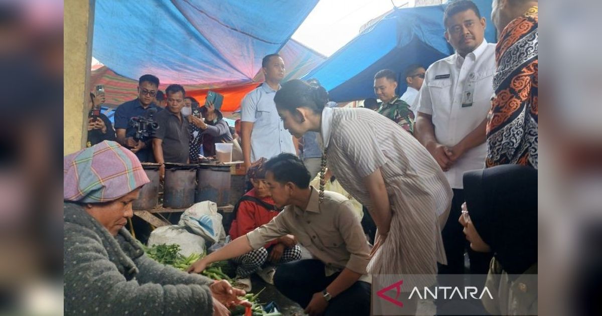 Wapres Gibran Ramaikan Pasar Rakyat Dolok Sanggul, Belanja Sayur hingga Berdialog dengan Pedagang