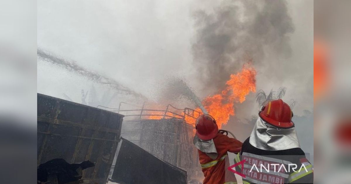 70 Personel Damkar Kota Jambi Padamkan Kebakaran Gudang BBM di Paal Merah