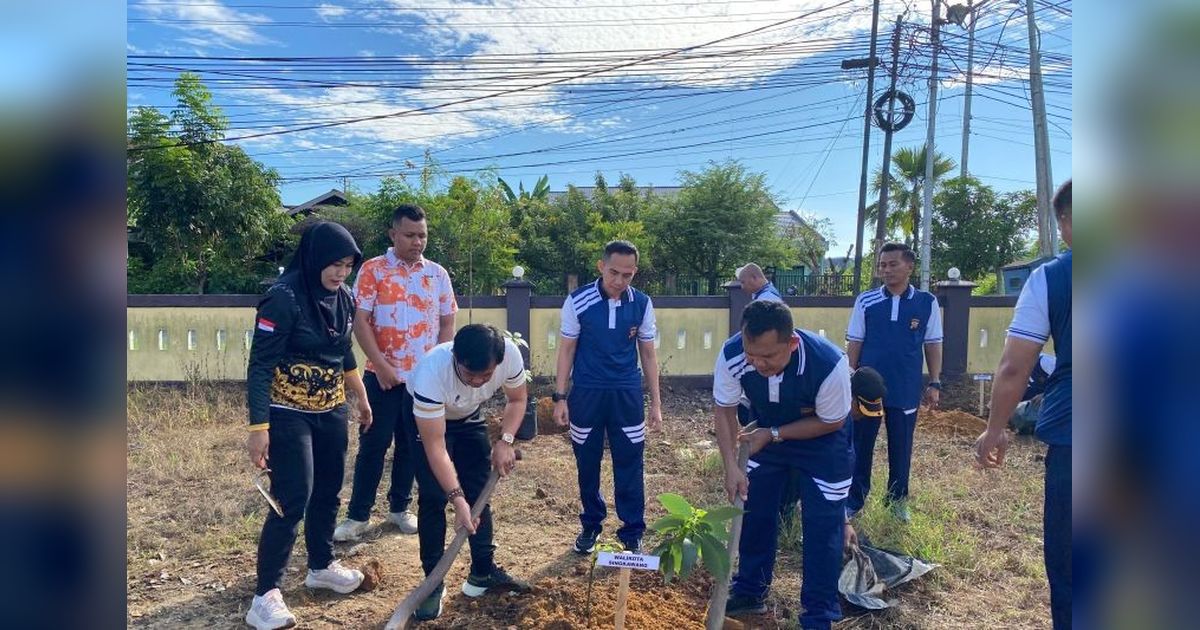 Polres Singkawang Tanam Ratusan Pohon Buah, Lestarikan Lingkungan dan Wujudkan Ketahanan Pangan