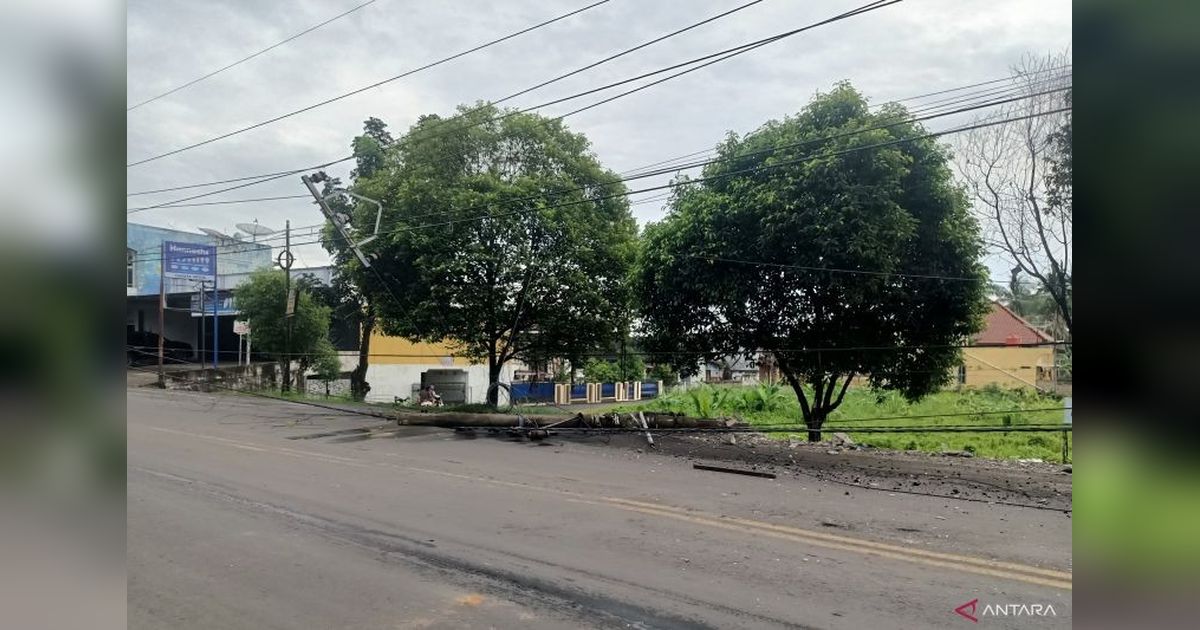 PLN Baturaja Pulihkan Jaringan Listrik Pasca-Truk Tabrak Tiang Listrik