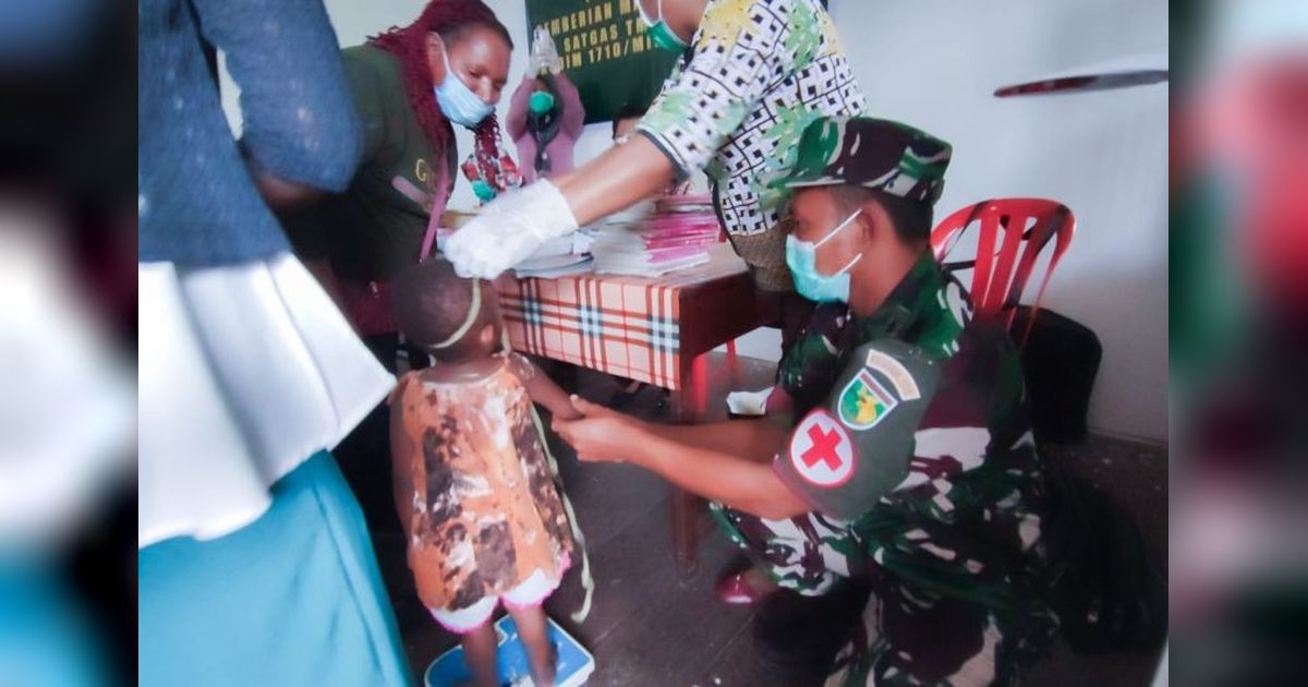 Kodim Mimika Berikan Makanan Tambahan Bergizi untuk Anak-anak Kampung Pigapu