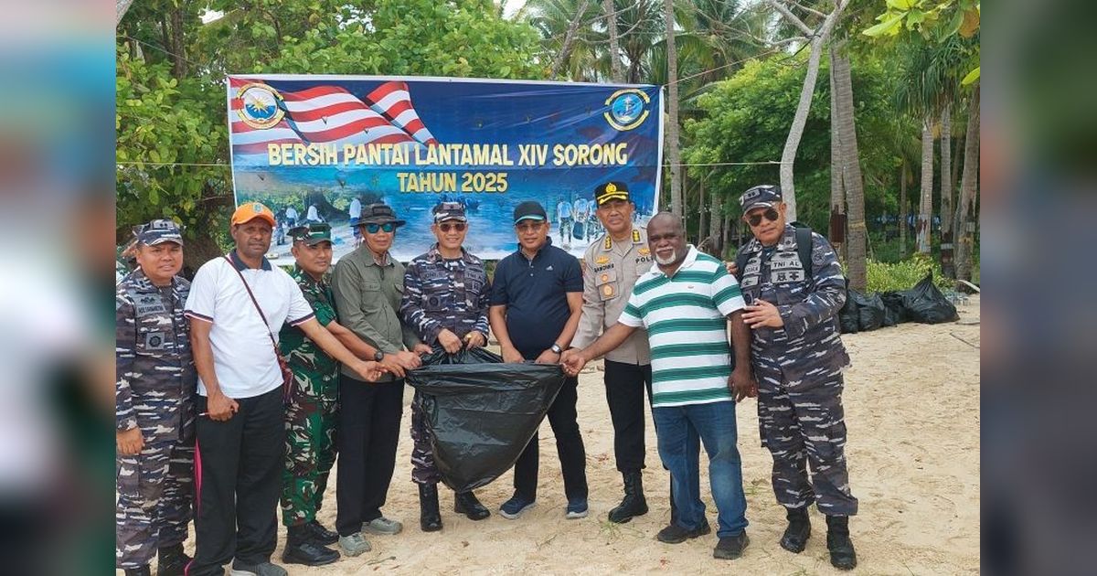 TNI AL Bersihkan Pantai Pulau Ram, Sorong: Jaga Kelestarian Lingkungan dan Tingkatkan Kesejahteraan Masyarakat