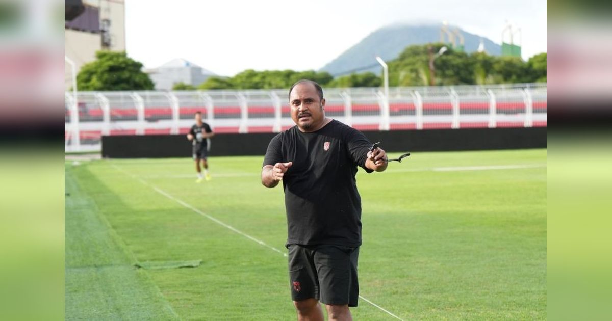Imran Nahumarury Kembali Raih Gelar Pelatih Terbaik Liga 1 April 2025
