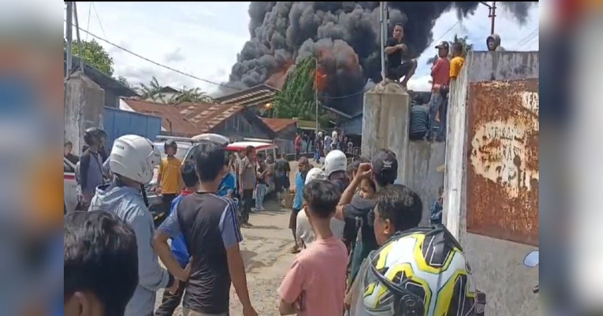 Pabrik Karet di Padang Terbakar Hebat, Polisi-TNI Sterilkan Lokasi