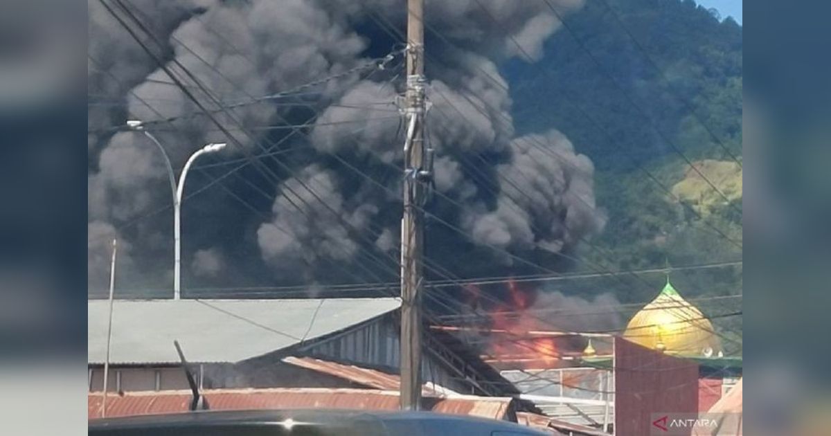 Pabrik Karet di Padang Terbakar, Tim Damkar Kota Padang Berjibaku Padamkan Api