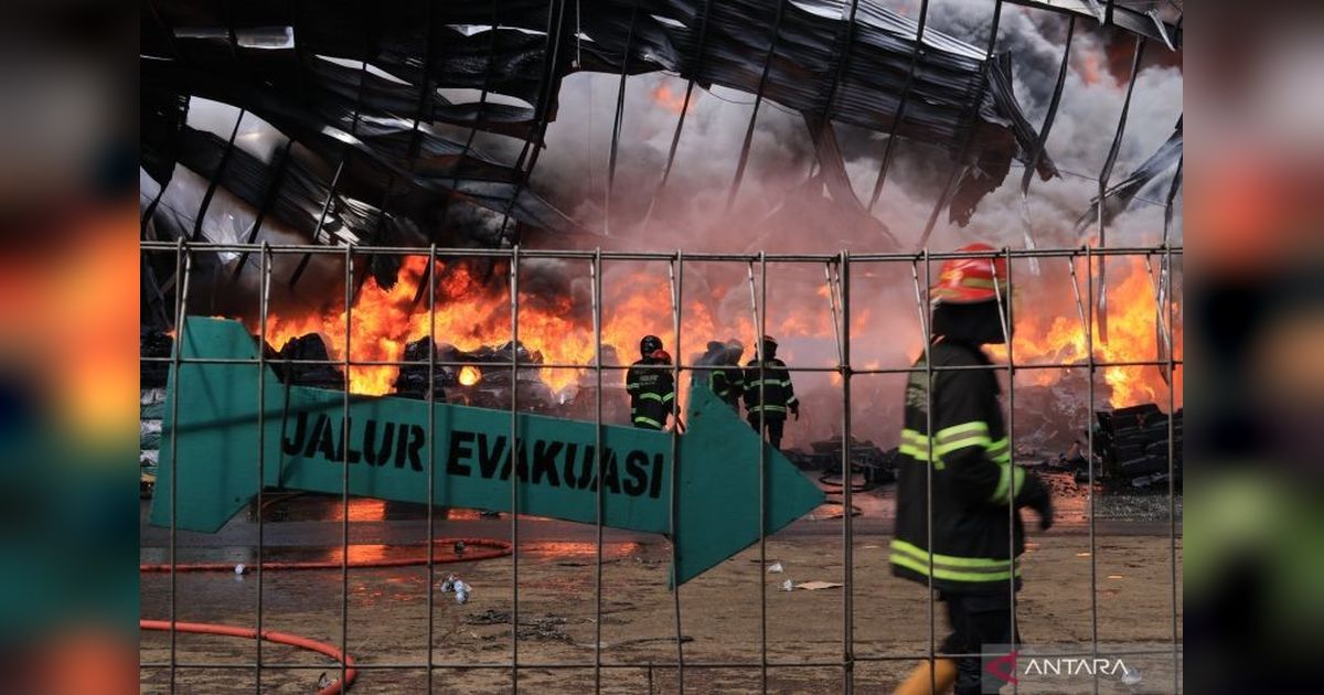 Kebakaran Pabrik Karet di Padang: Tabung Gas Diduga Jadi Penyebab