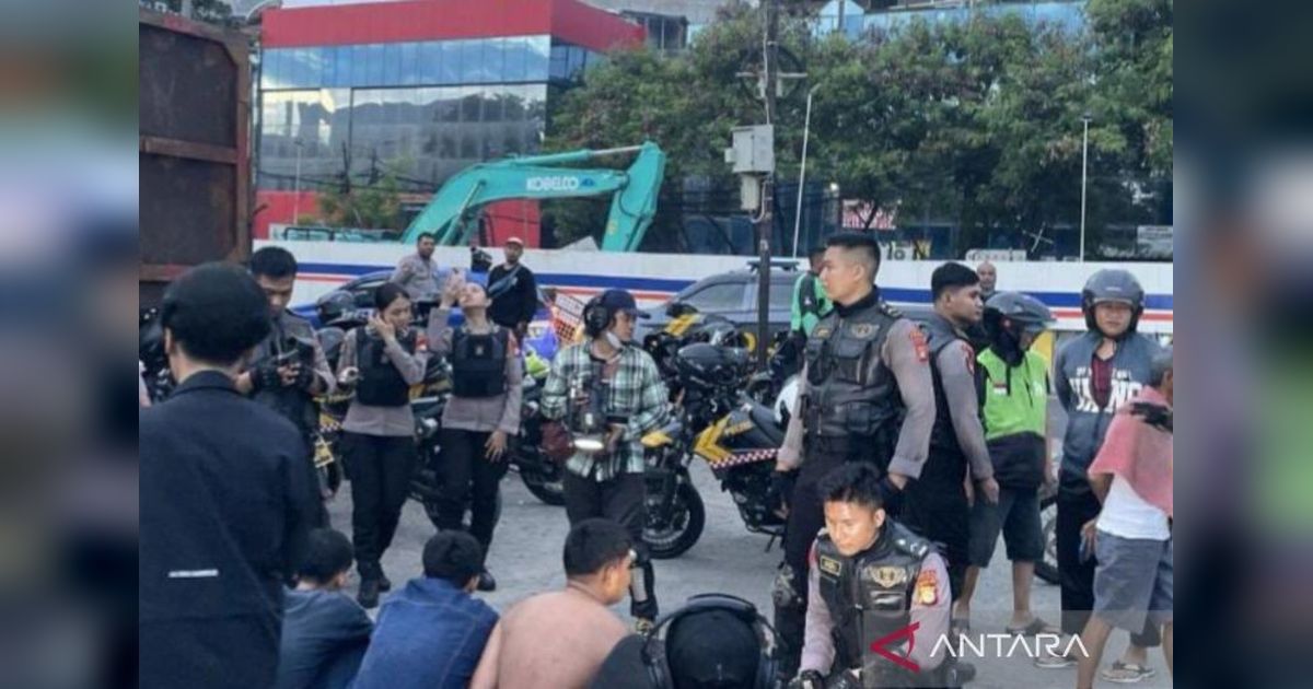 Polisi Gagalkan Tawuran di Jakut, 10 Pelaku Bersenjata Tajam dan Bom Molotov Ditangkap