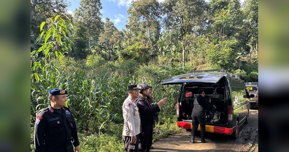 Tim Brimob Polda Jabar Musnahkan Mortir Peninggalan Perang di Garut