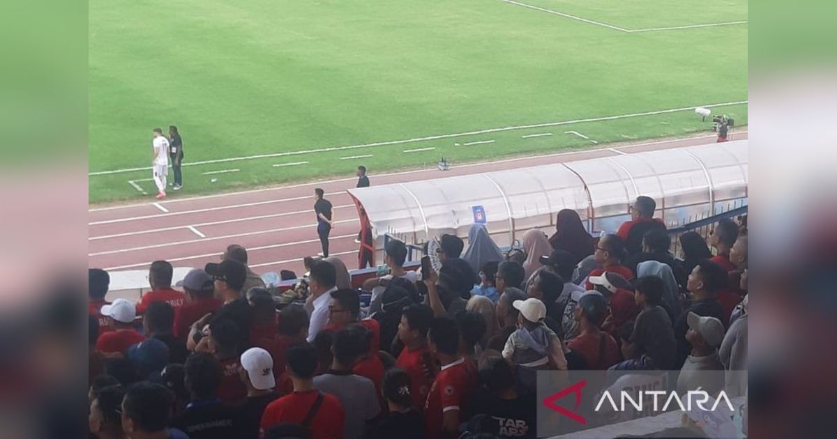 Pratama Arhan Pantau Langsung Pertandingan Semen Padang vs Persik Kediri