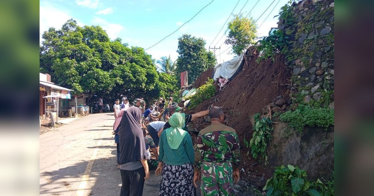 Gotong Royong Pasca Longsor Ternate: TNI-Polri dan Warga Bersihkan Material Longsor