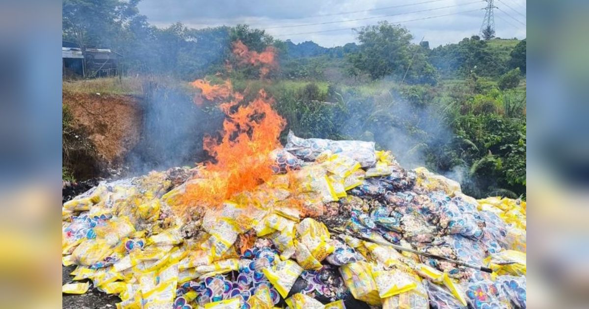 Ribuan Permen Mengandung Gelatin Babi Dimusnahkan di Samarinda