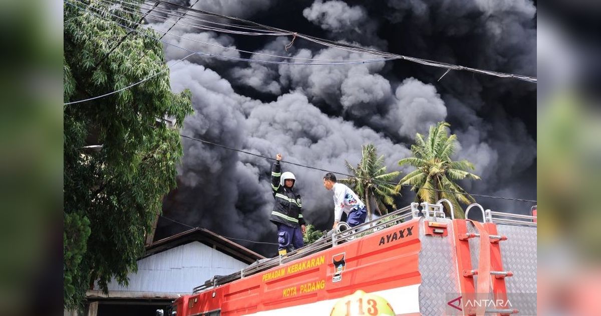 Kebakaran Pabrik Karet di Padang: Damkar dari Berbagai Daerah Turut Membantu