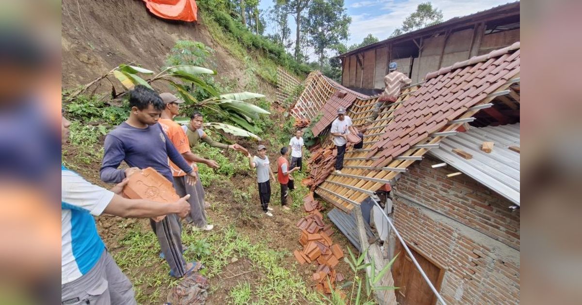 Longsor di Ngebel Ponorogo: Empat Luka, Gotong Royong Bersihkan Material