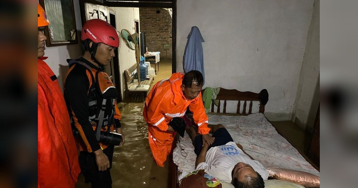 Tim SAR Evakuasi 28 Warga Terjebak Banjir Bandang Trenggalek