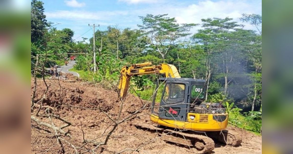 Longsor Timbun Jalan Cipasung-Subang, BPBD Kuningan Kerahkan Alat Berat