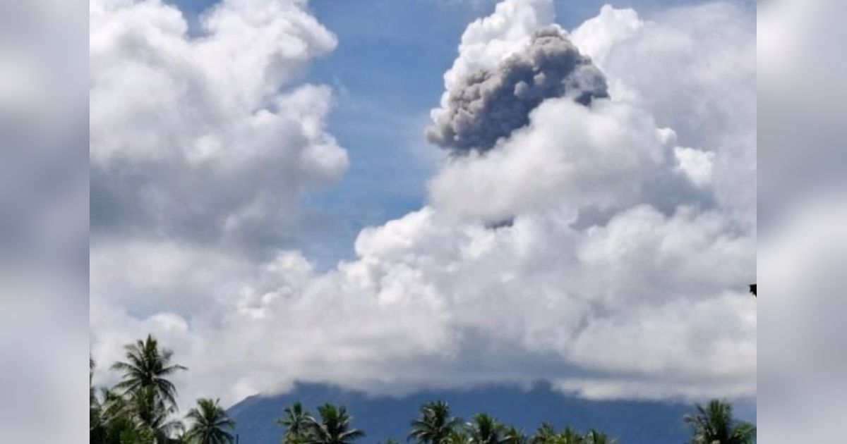 Gunung Ibu di Halmahera Barat Erupsi, Semburkan Abu Vulkanik Setinggi 800 Meter