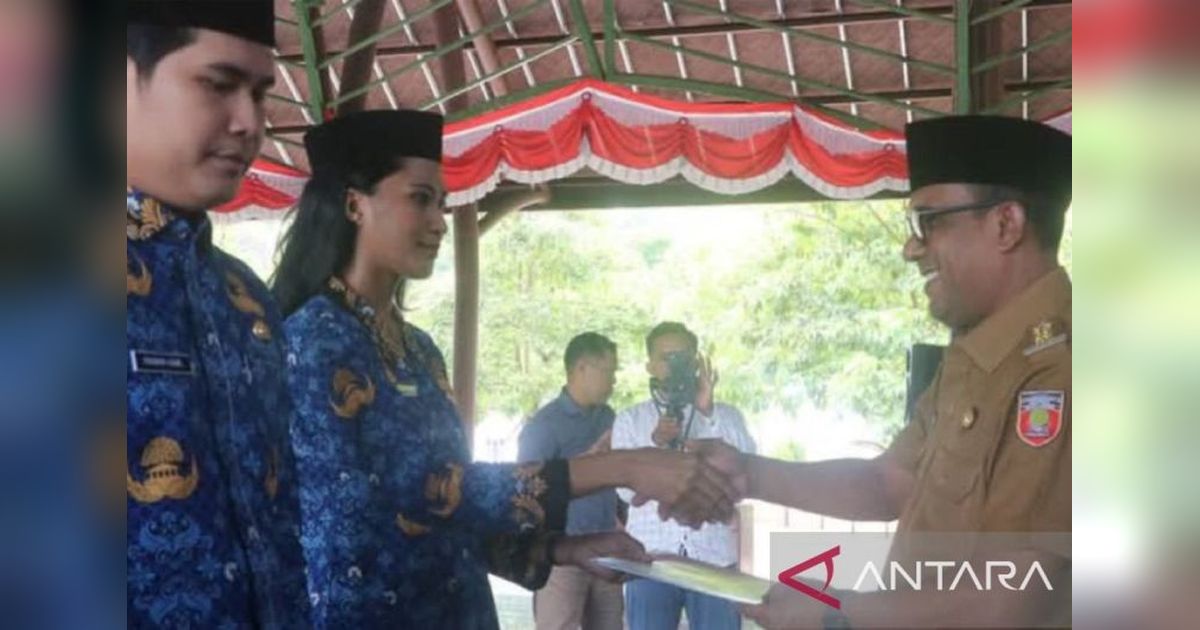 Pemkab Maluku Tengah Serahkan 232 SK Pengangkatan PNS Formasi 2024