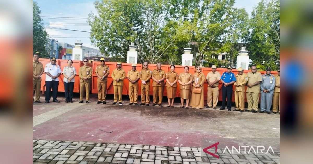 Pemkot Sorong Gencarkan Penanganan Sampah dengan Distribusi Bak dan Motor Pengangkut