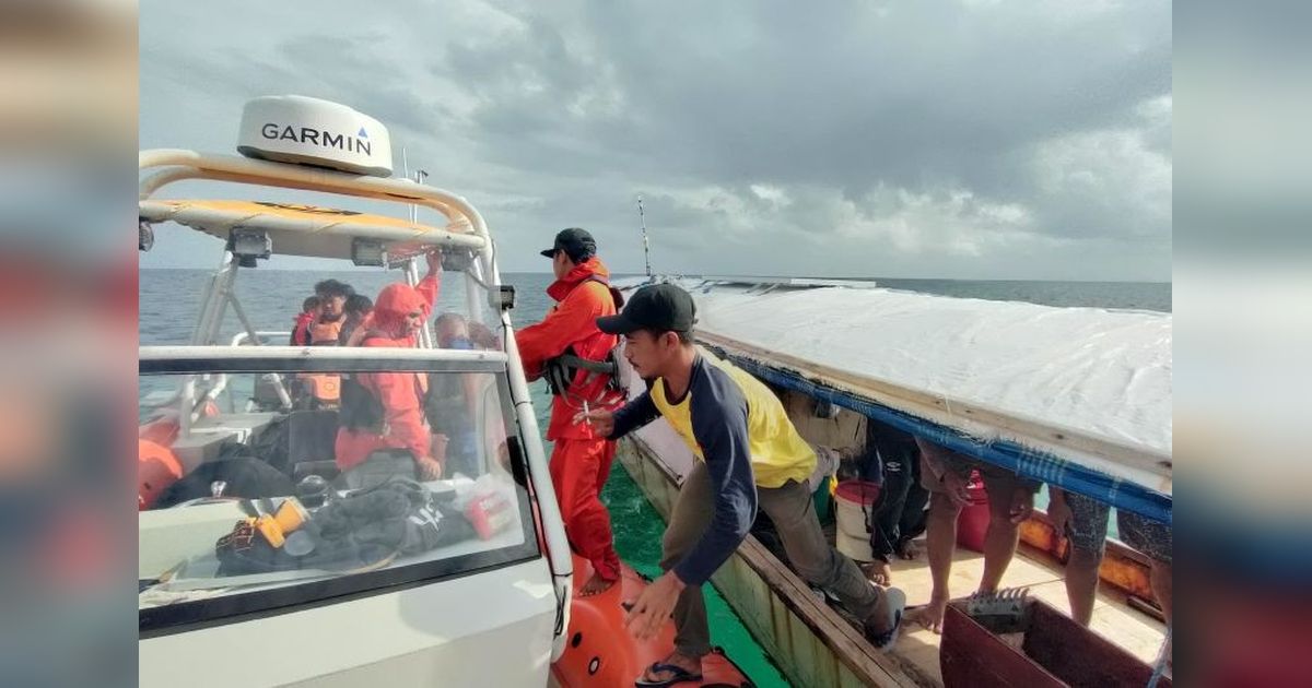 Tim SAR Evakuasi 12 Pemancing Korban Kecelakaan Kapal di Perairan Wakatobi