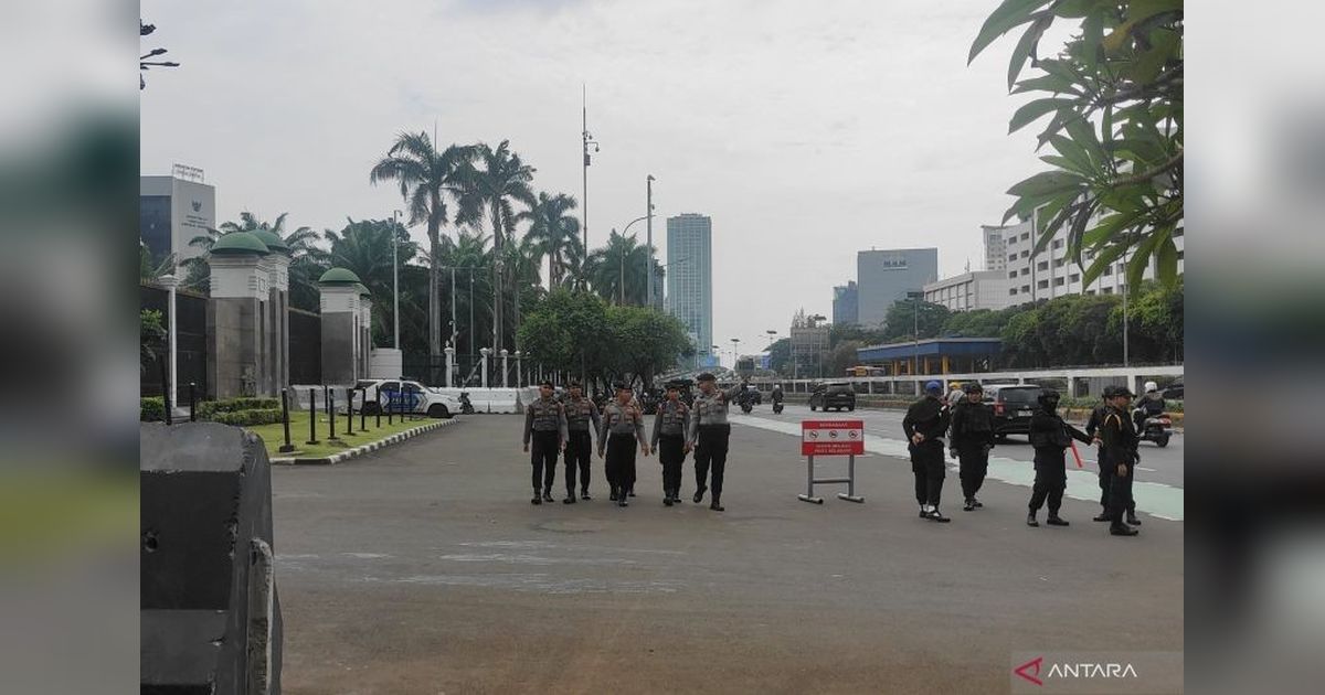 Antisipasi Demo Ojol, Polisi Siaga di Depan Gedung DPR/MPR RI