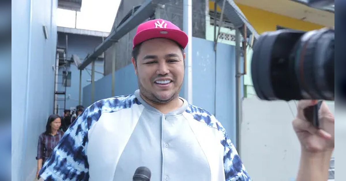 Ivan Gunawan Sujud di Kaki Ibunda Jelang Berangkat Haji 'Doa Tembus Langit'