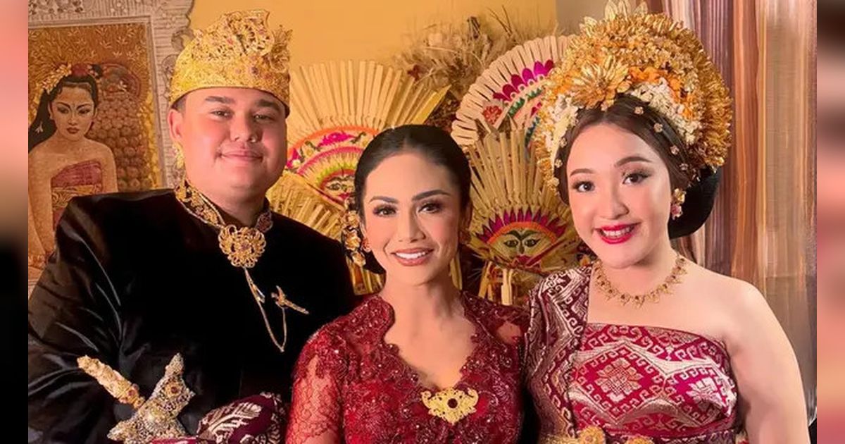 Cantik dan Menawan, Potret Krisdayanti Tampil Mengenakan Kebaya Brokat Merah Bali saat Hadiri Pernikahan Kakak Sarah Menzel