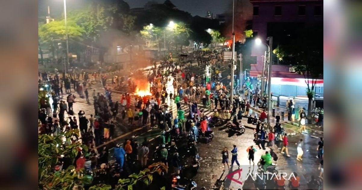 Fakta Mengejutkan: Mengapa Ribuan Massa Mako Brimob Kwitang Bertahan hingga Dini Hari?