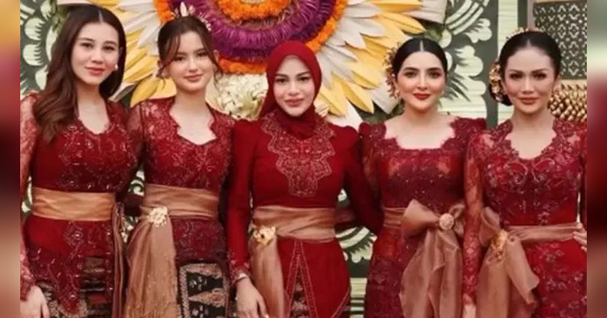 Elegan, Potret Keluarga Hermansyah Tampil Kompak Kenakan Busana adat Bali di Pernikahan Kakak Sarah Menzel
