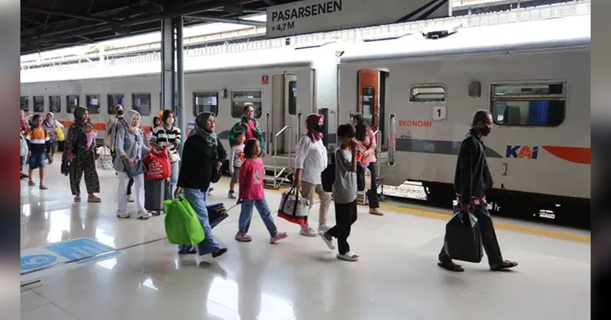 Daftar Kereta Jarak Jauh Berhenti di Stasiun Jatinegara Imbas Demo di Mako Brimob Kwitang