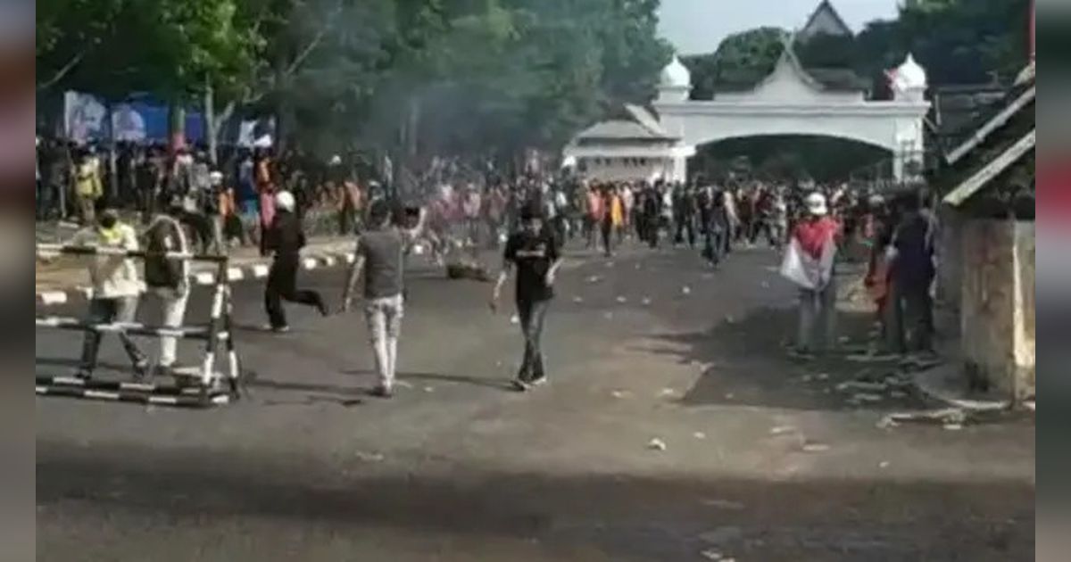 Balasan Gas Air Mata, Massa Demo Jambi Hujani Batu Gedung DPRD